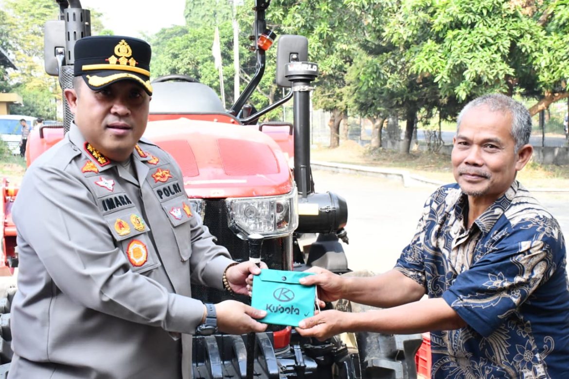 Kapolresta Cirebon Serahkan Bantuan Alsintan Kementan kepada Kelompok Tani, Perkuat Swasembada Pangan Nasional