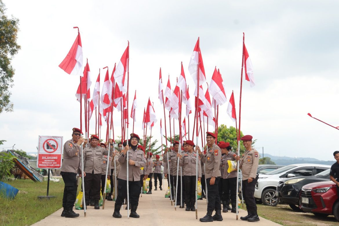 DITRESNARKOBA POLDA KEPRI BAGIKAN BENDERA MERAH PUTIH DAN SEMBAKO KEPADA MASYARAKAT TANJUNG UMA*