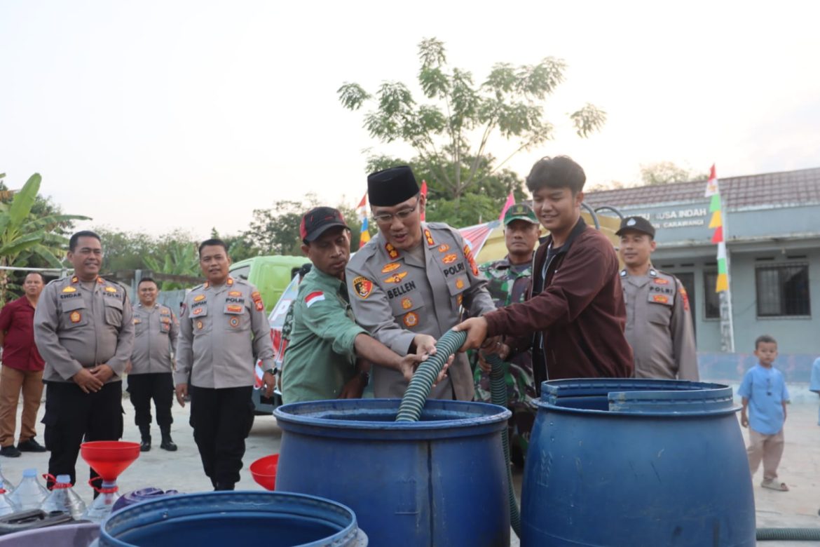 Gandeng PAM Tirta Kamuning, Polres Kuningan Salurkan Bantuan Air Bersih dan Sembako ke Desa Pakembangan