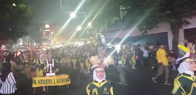 Tampil Megah di Jalan Siliwangi, MB Gita Rama Sacipta SMKN 1 Kuningan Jadi Sorotan Pawai Kemerdekaan