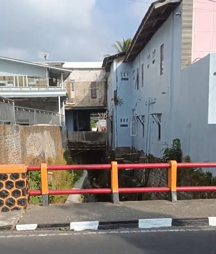 Dinas PUTR Kuningan Tegaskan Jembatan di Atas Saluran Irigasi Maniskidul Belum Berizin !!!