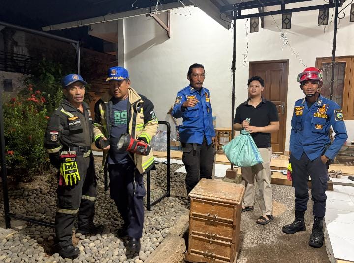Sikap Cepat Tanggap Tim DAMKAR Kabupaten Kuningan Berhasil Evakuasi Sarang Tawon Di Desa Kadurama, Ciawigebang 
