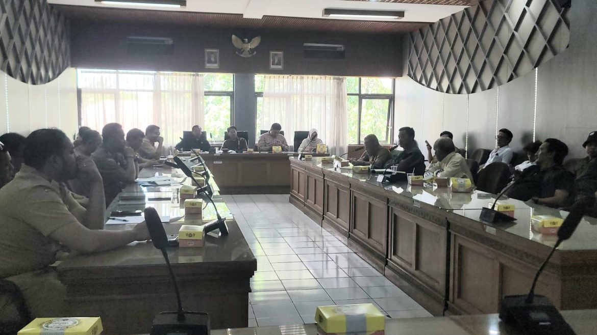 Anggaran Ratusan Juta Disorot: Proyek Tugu Bola Dunia Kuningan Dinilai Hambur – Hamburkan APBD, Desakan Audit Menyeruak
