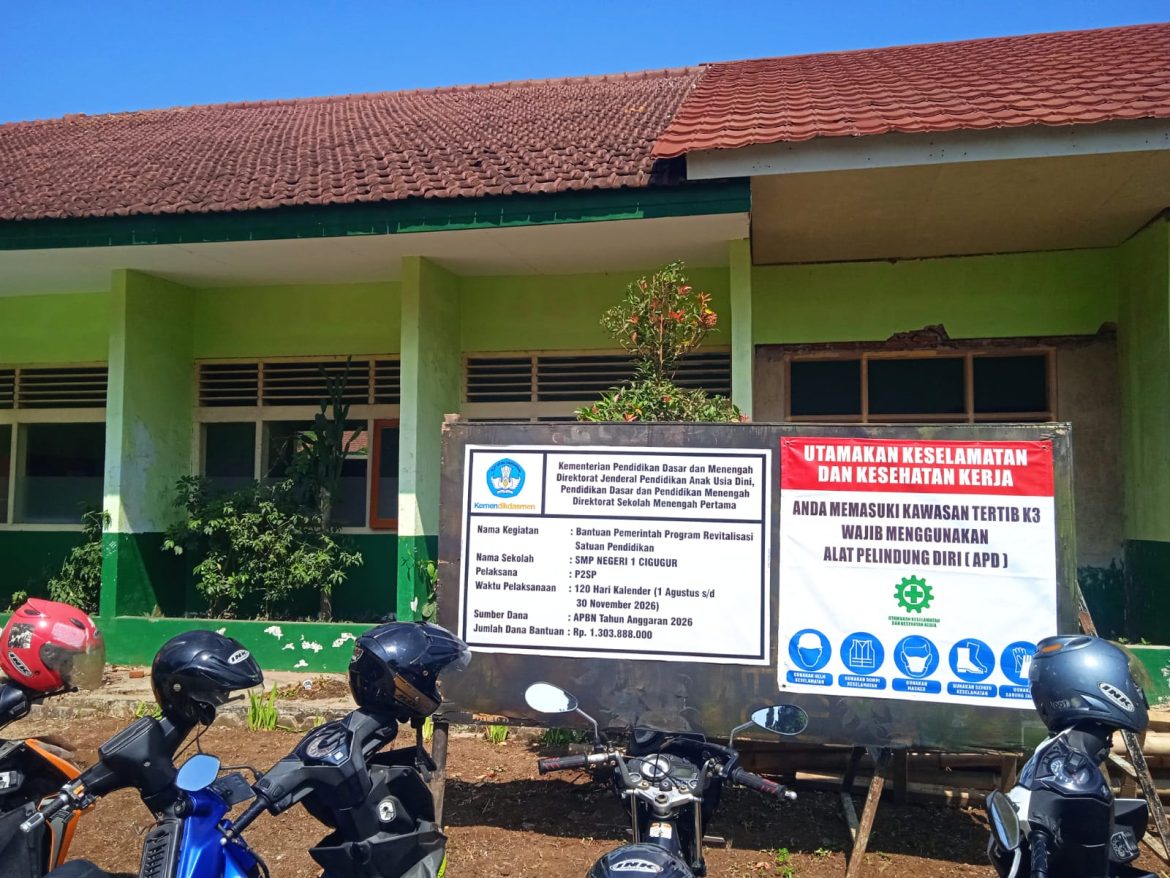 Soroti Proyek Revitalisasi Rp1,3 Miliar, Publik Pertanyakan Perencanaan dan Pengawasan Atap SMPN 1 Cigugur yang Tidak Sejajar